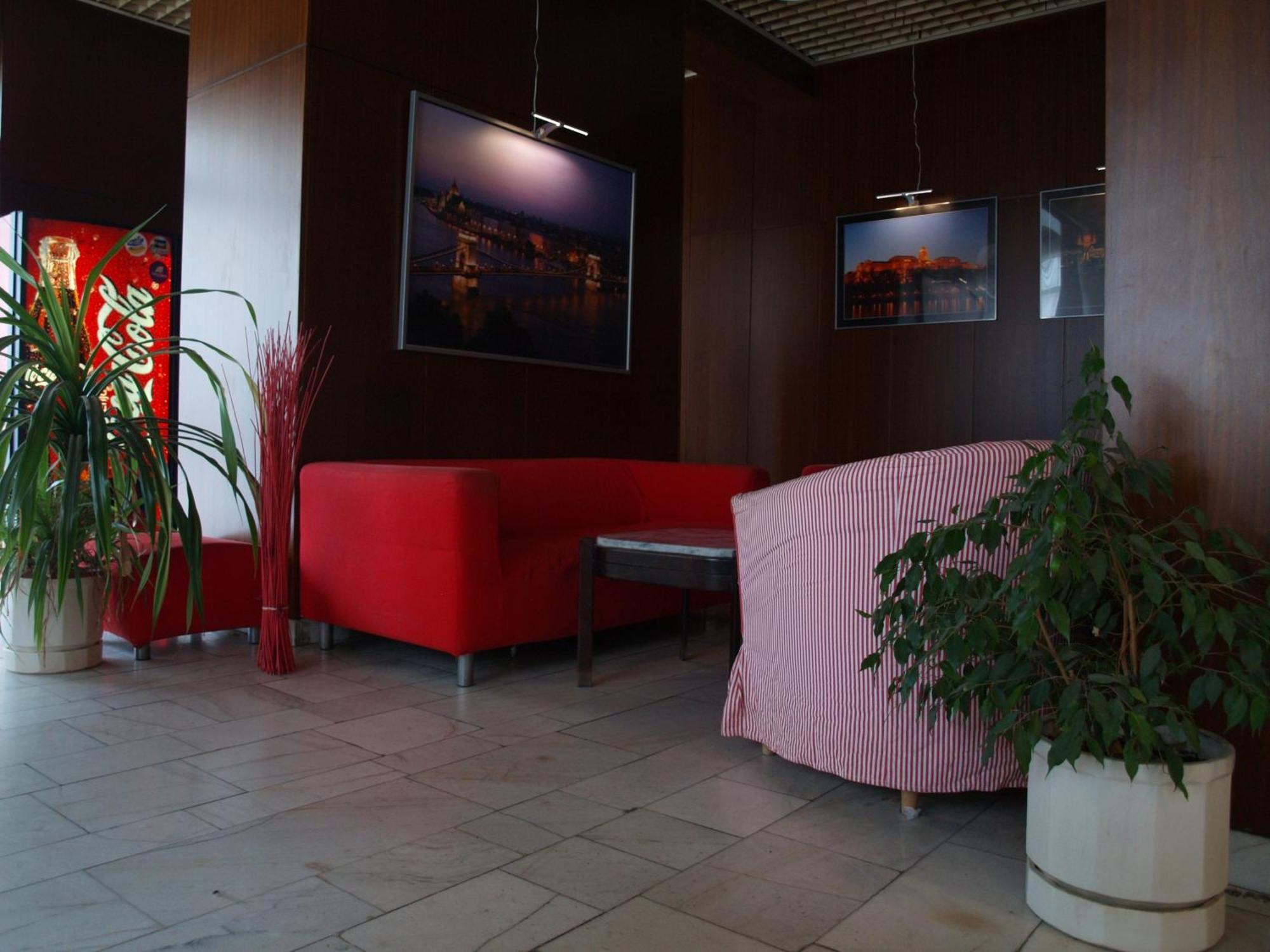 Young Center Budapest Extérieur photo