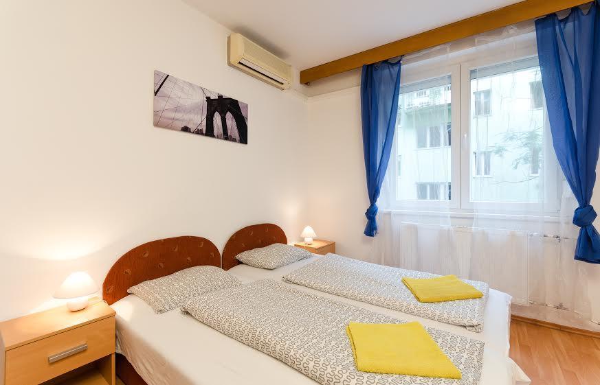 Young Center Budapest Extérieur photo